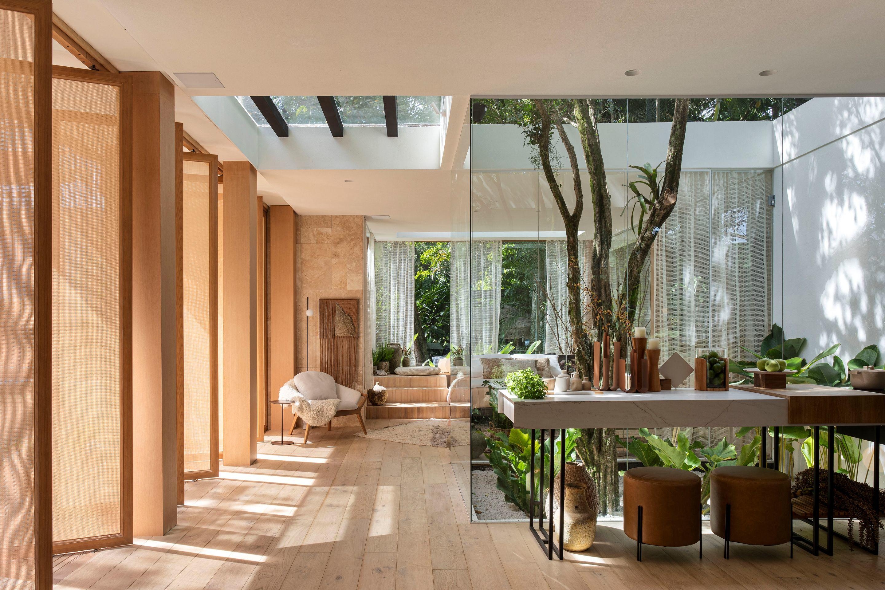 Brazilian homes such as Bezerra Panobianco’s Oásis Ventú in Goiânia often use pivot screens and glass-enclosed courtyards to connect their fluid residential spaces to the outdoors. Photo: Lucas Panobianco