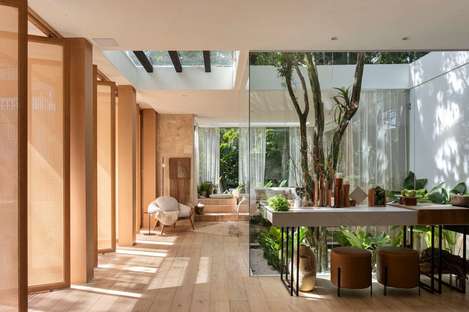 Brazilian homes such as Bezerra Panobianco’s Oásis Ventú in Goiânia often use pivot screens and glass-enclosed courtyards to connect their fluid residential spaces to the outdoors. Photo: Lucas Panobianco