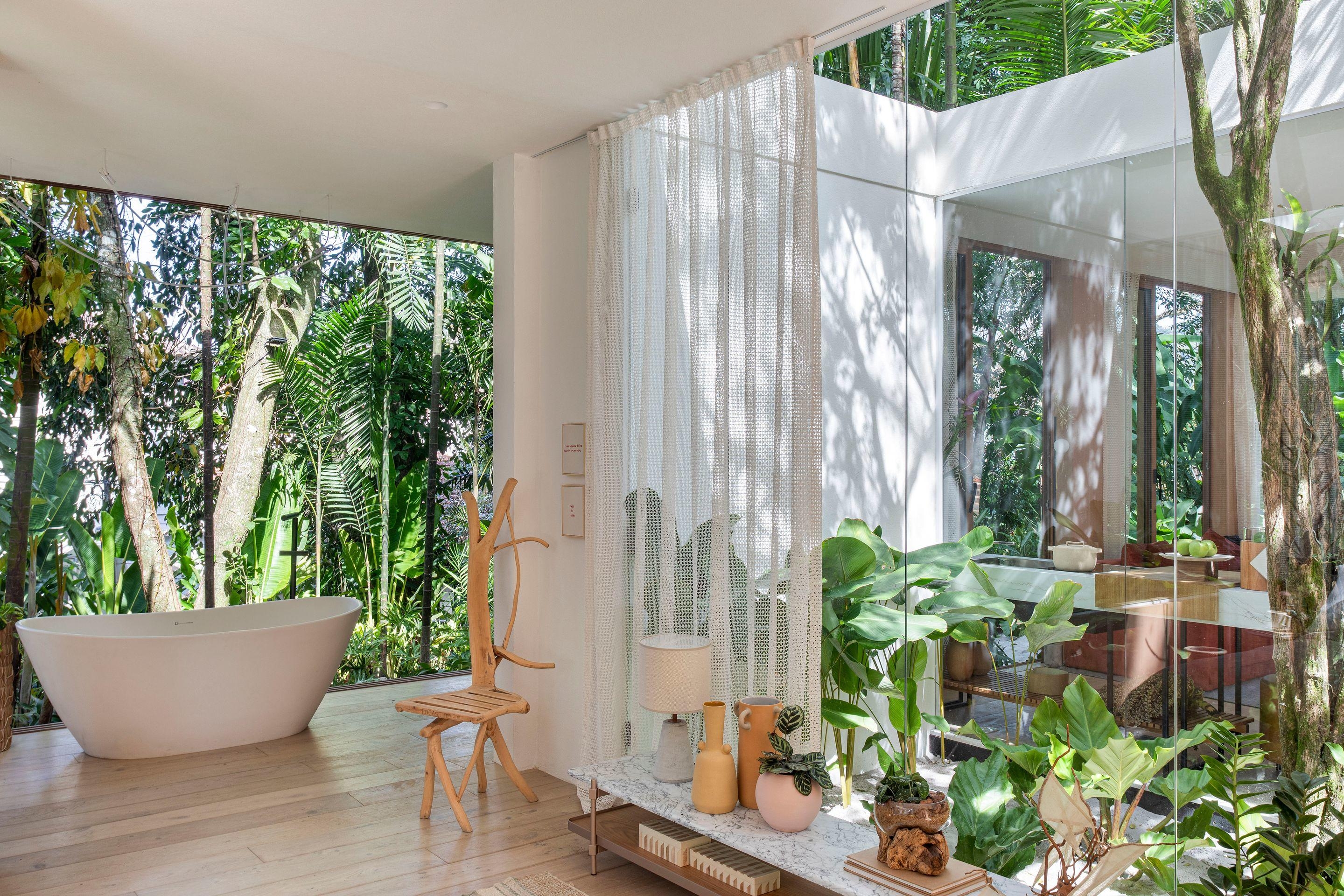 Senses House in Rio de Janeiro makes extensive use of wicker-optic pivot panels on its facade (top), while the interior rooms are flooded with light through large glass windows and transparent curtains. Photos: Denilson Machado – MCA Estúdio