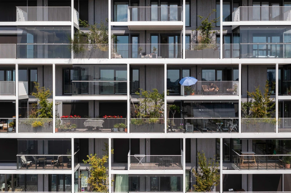 Subtle composition: The filigree steel facade that surrounds the building offers space for biodiversity with large planted niches. The transparent balcony glazing from Solarlux provides both a great view as well as open space. Luuk Kramer Photography