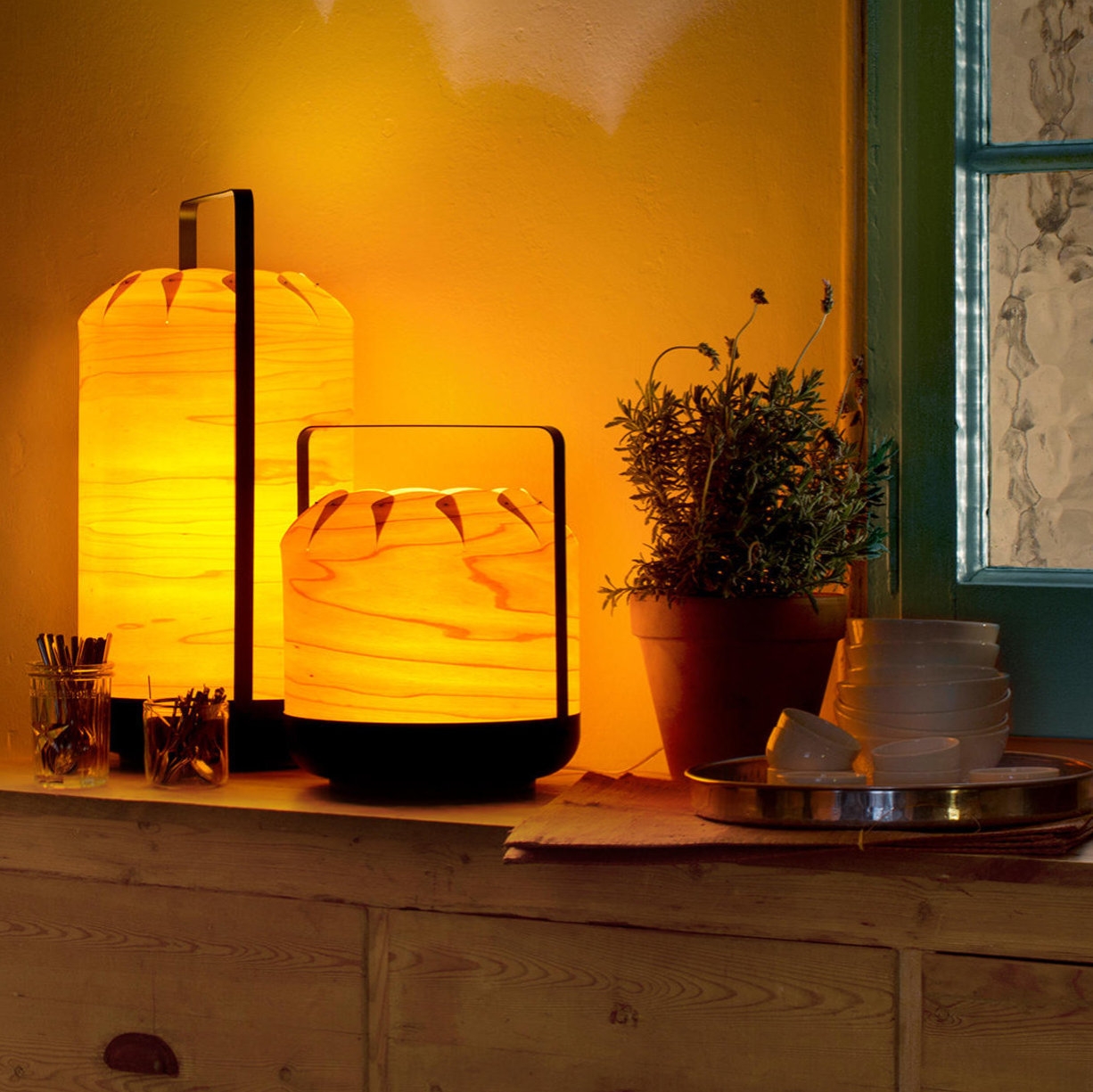 Leggi la storia Let it glow: diffused table lamps that cosify the dark
