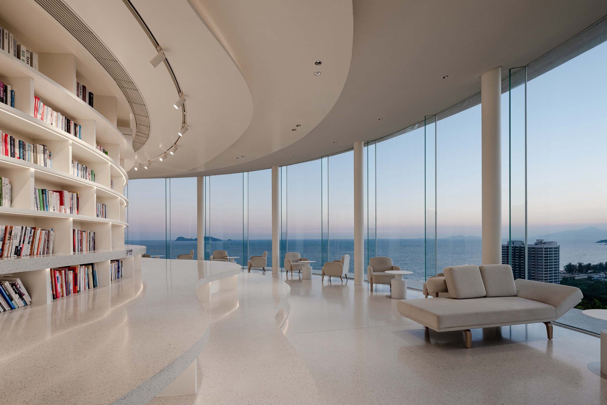 Set underwater on the edge of a peninsula hill, the Water Drop Library forces visitors to ‘dive in’ to a world of tranquility with a 270-degree sea view, without obstructing the site. Photos: Weiqi Jin