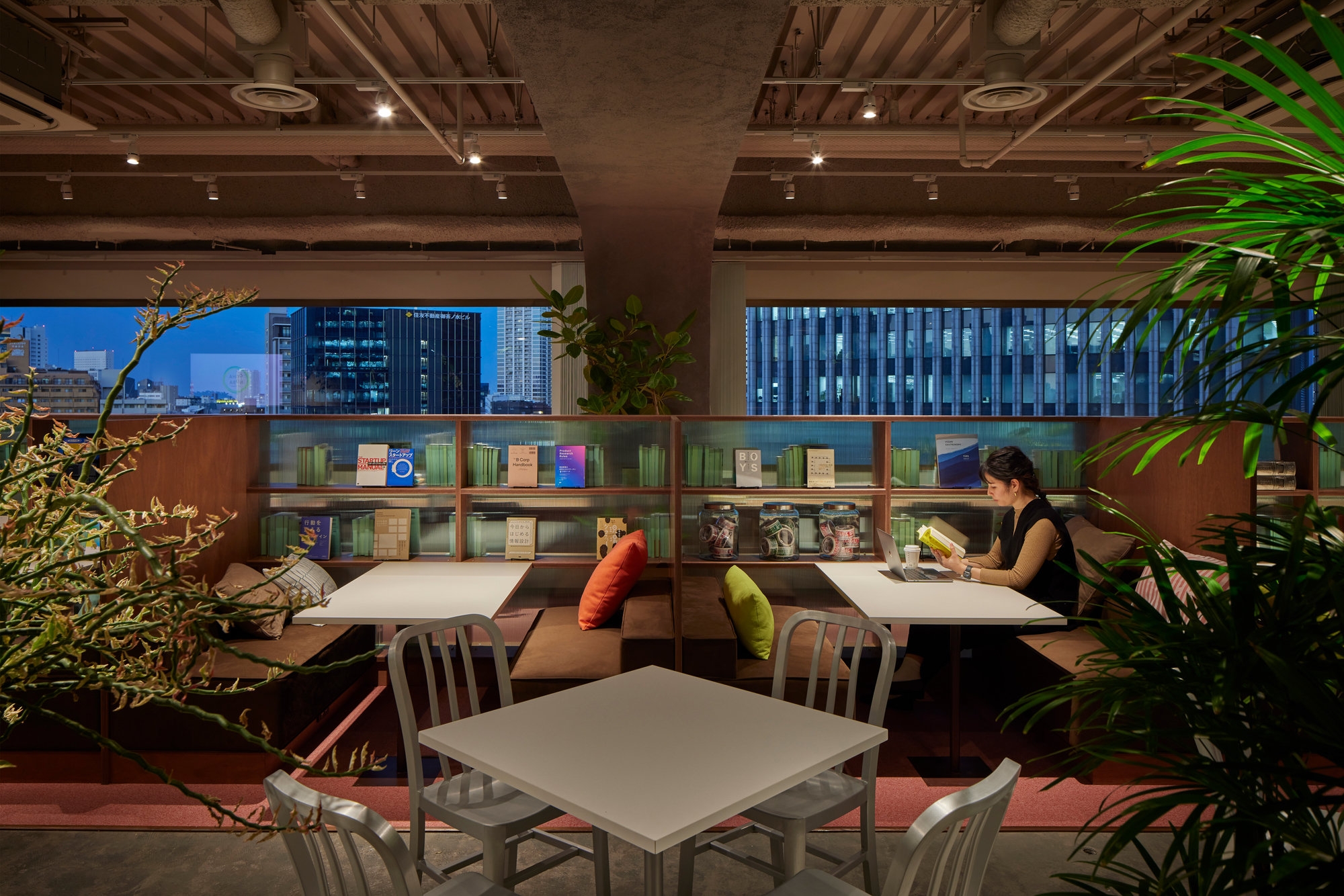 2,000 books and accompanying notes chosen and written by employees spark conversation, encouraging those at the Nippan Group Tokyo Headquarters to bond over a shared love of stories. Photos: Fumito Suzuki