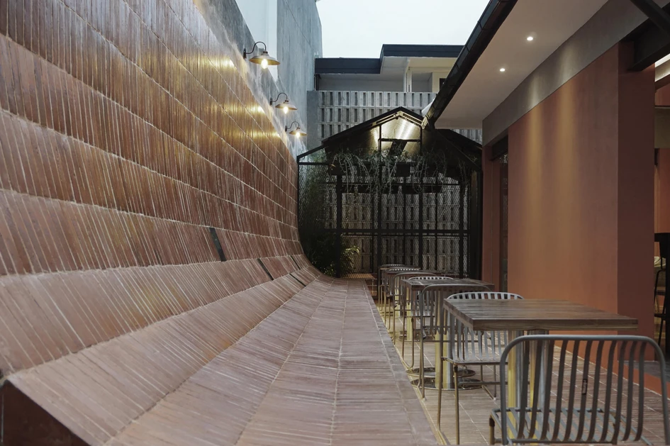By simplifying a complex and overgrown layout, the Mutu Loka Cafe offers indoor, outdoor and hybrid spaces for visitors to work and relax. Photos courtesy of Aaksen Responsible Aarchitecture