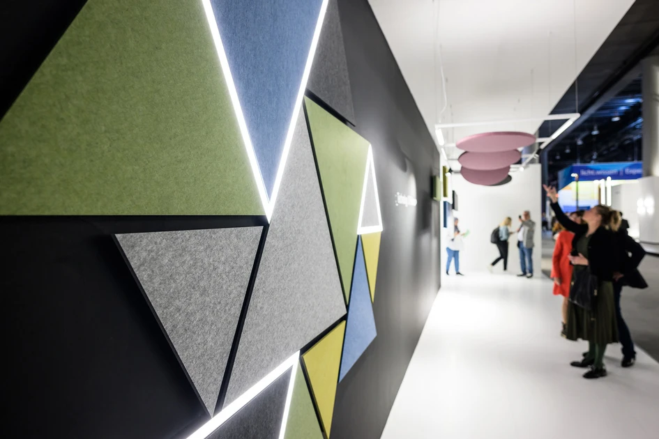 As a design element, noise-absorbing surfaces and lighting elements form a symbiosis. Source: Messe Frankfurt Exhibition