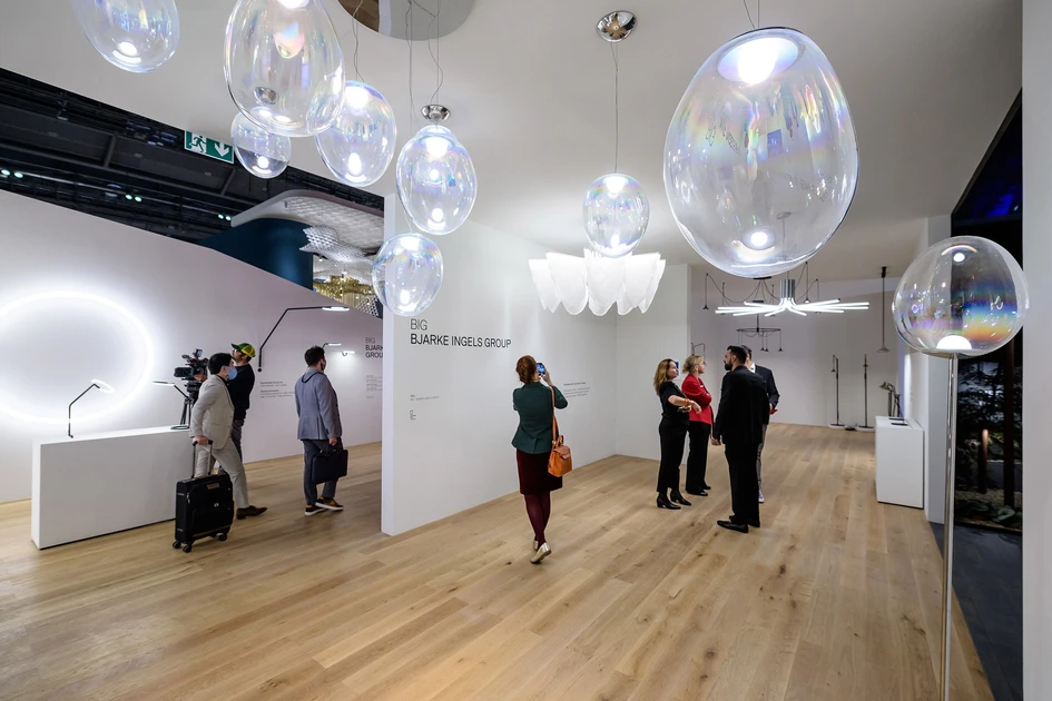 Beautiful hand-crafted luminaires seem to float in the room like shimmering soap bubbles. Source: Messe Frankfurt Exhibition