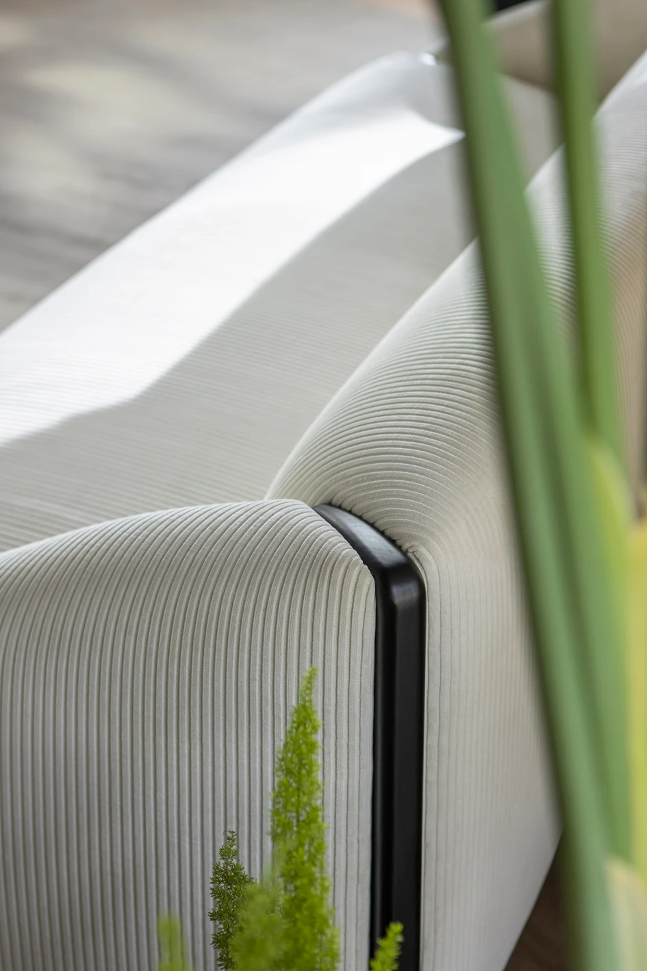 Informelle Eleganz zeigt sich hier in der Bank und dem Sofa der Kollektion – eine Kombination, die sich ideal für Gastronomie und Wohnbereiche eignet