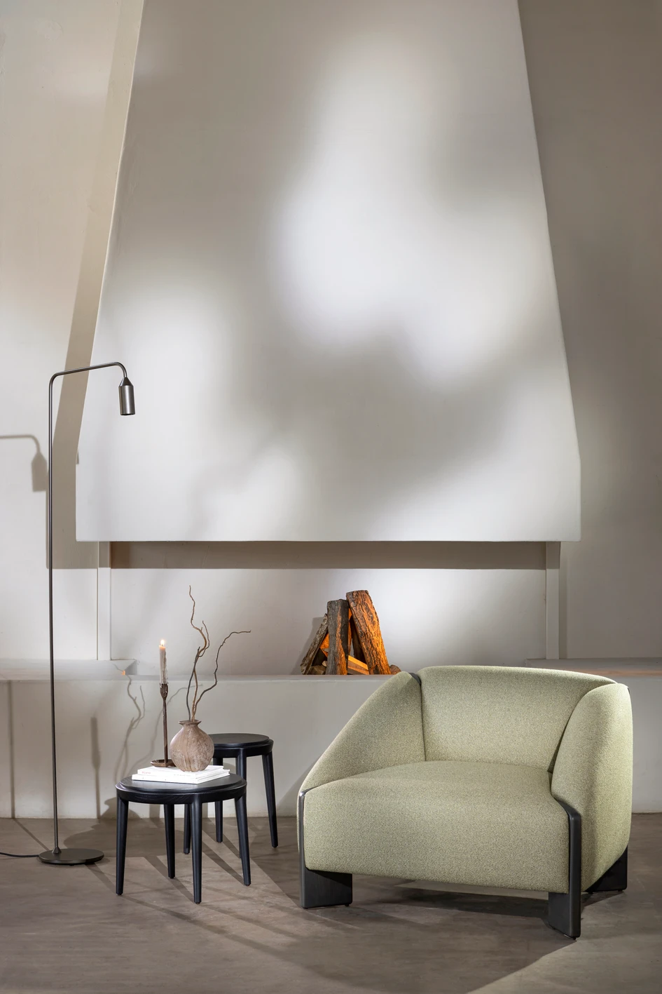 Der Hew-Sessel zeigt die Design-DNA der Kollektion: einen Massivholzrahmen und eine breite Polsterung, die sowohl langlebig als auch luxuriös ist