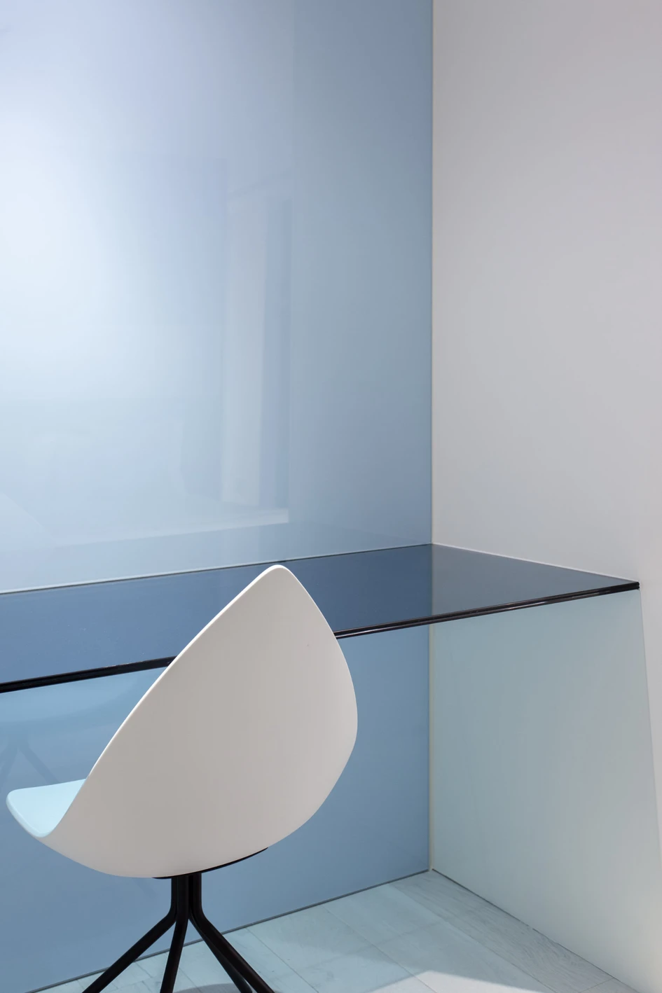 In the bedroom and bathroom, contrasts of white and dark surfaces, lifted with soft pastel colours and organic shapes, create a dynamic ambience in the relatively small spaces 