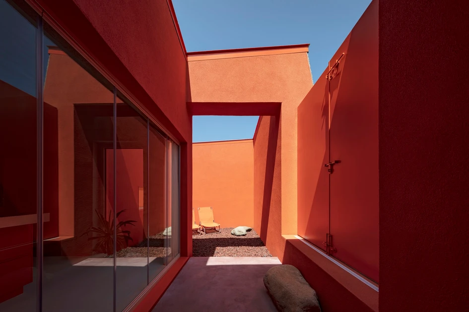 A dark block of stone sat amongst more natural boulder formations, the Doldam House reveals its character by cutting deep into its surface, through which its bright orange core can be seen. Photos: Jang Mi