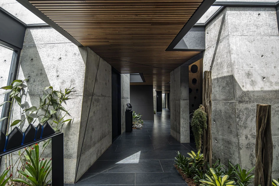 With the presence of a prehistoric henge site (top), the Amaluna House’s separate volumes use varying facade materials (middle) to achieve distinction while the connecting corridor features elements of interior gardens (bottom). Photos: Alejandro Arango