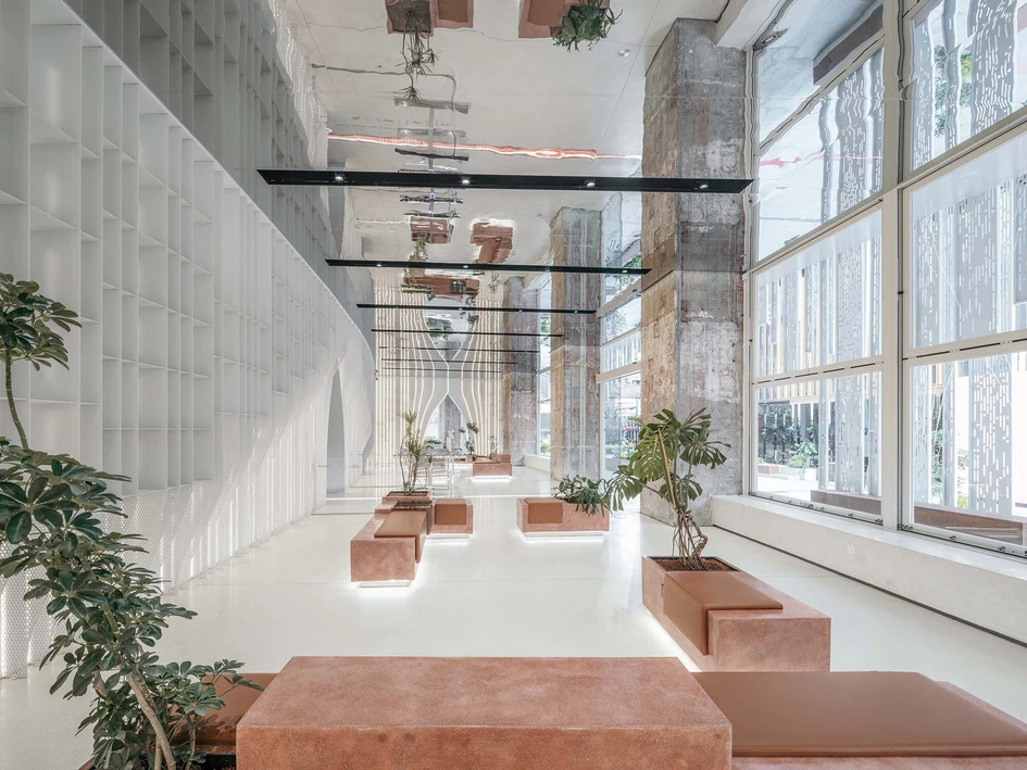 500 weisse Aluminiumplatten in drei separaten Schichten bilden die Stahlregen-Fassadeninstallation vor der Buchhandlung. Sie vermittelt Besucher:innen das behagliche Gefühl, sich hinter einem Wasserfall zu befinden. Fotos: CreatAR