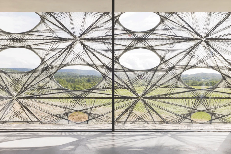 Im Texoversum Innovation Center, dem selbsternannten Haus der textilen Innovation, wurde eine gewebte Fassade aus Kohle- und Glasfaserfliesen mit Hilfe eines robotergestützten Wickelverfahrens hergestellt. Fotos: Brigida González