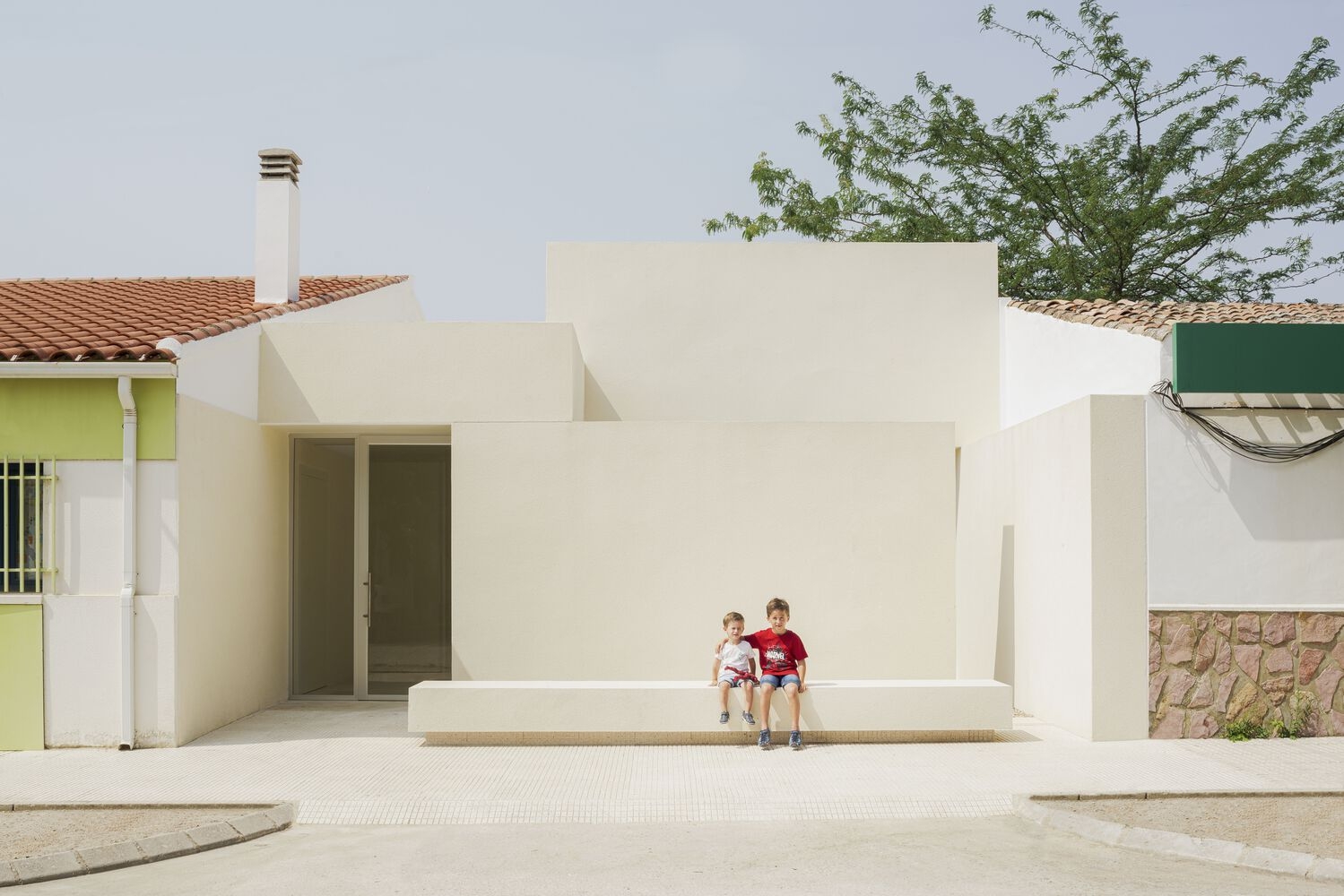 Projects like Iterare arquitectos’ Kindergarten in Aguas Nuevas stand as examples of redefining the limitations imposed by building between walls, illustrating new possibilities in architectural composition. Photo: David Zarzoso