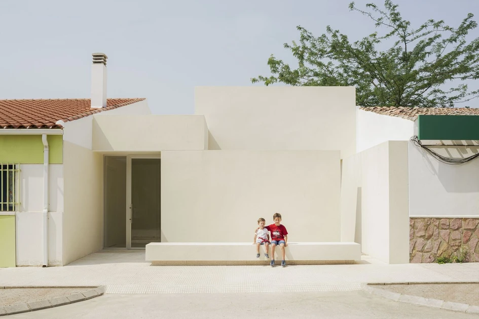 Projects like Iterare arquitectos’ Kindergarten in Aguas Nuevas stand as examples of redefining the limitations imposed by building between walls, illustrating new possibilities in architectural composition. Photo: David Zarzoso