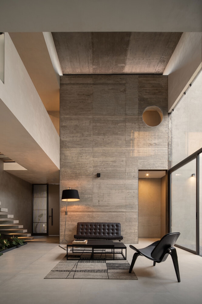 Casa Eréndira, custom-designed for a mother and daughter, stands within a residential neighbourhood surrounded by adjacent buildings. Photos: Cesar Belio