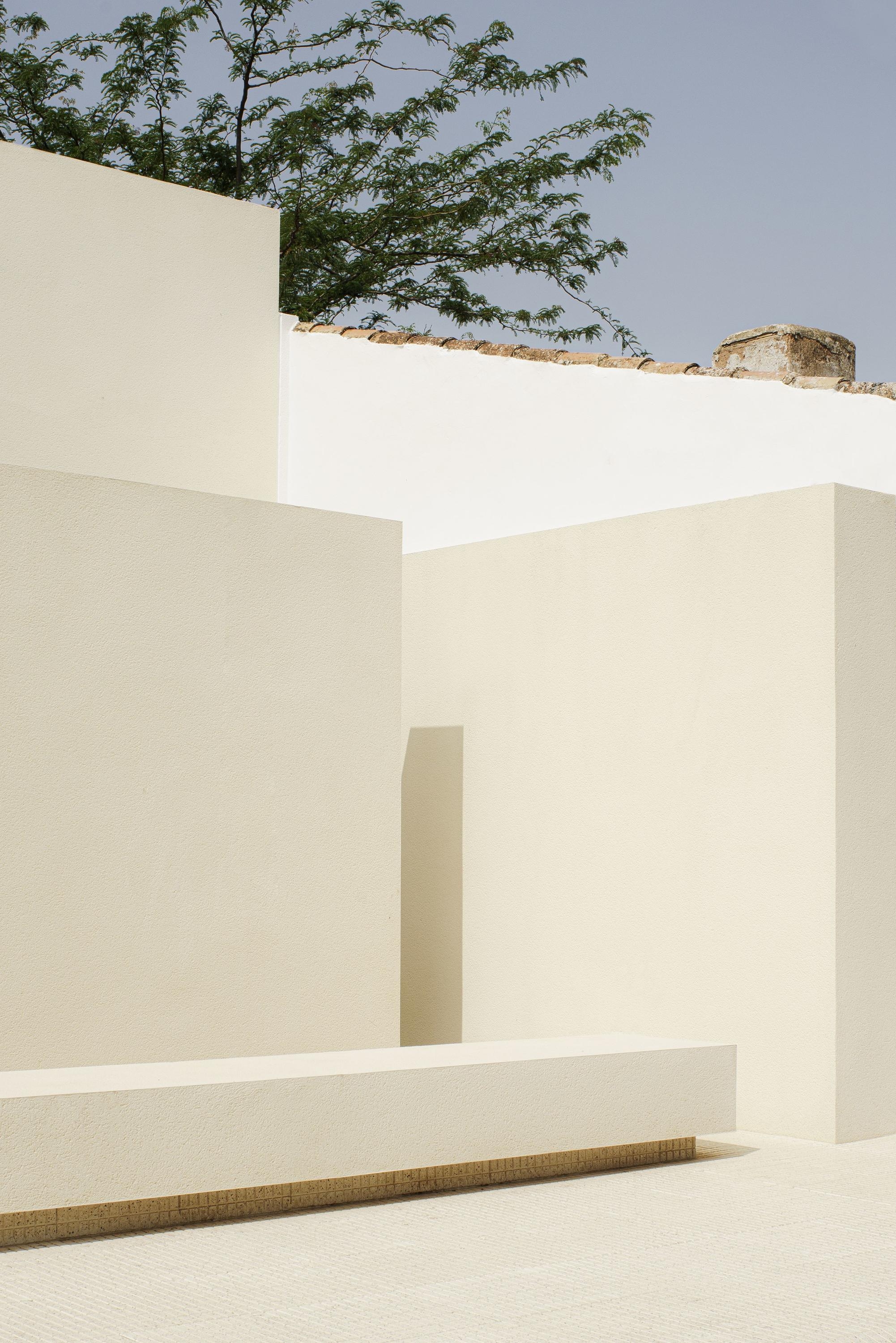 Despite the neighbouring buildings having only one floor, and the front not being particularly narrow, the Kindergarten in Aguas Nuevas has a sense of lightness through its spatial composition. Photos: David Zarzoso