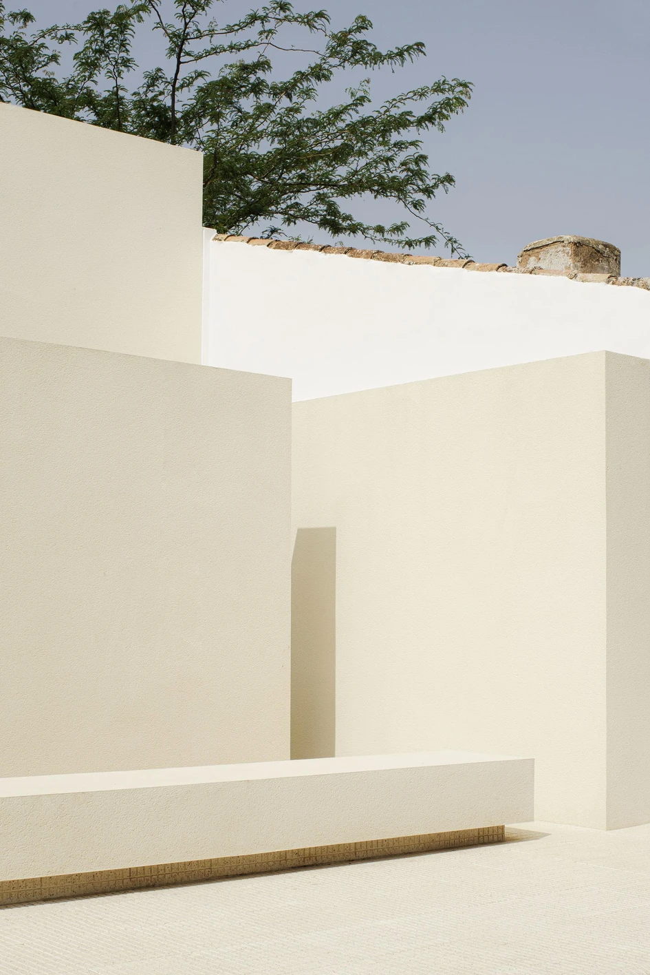 Despite the neighbouring buildings having only one floor, and the front not being particularly narrow, the Kindergarten in Aguas Nuevas has a sense of lightness through its spatial composition. Photos: David Zarzoso