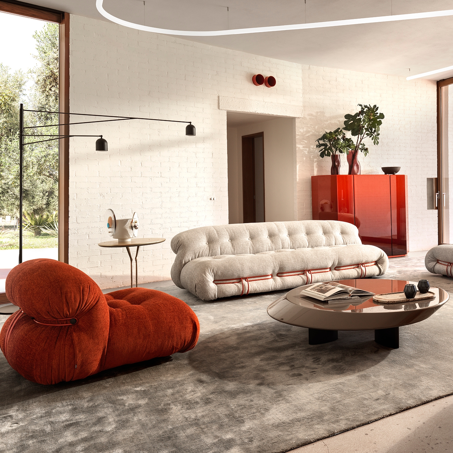 Leggi la storia Icons that endure: Maralunga, Soriana and 2 Fauteuil Grand Confort, petit modèle, from Cassina