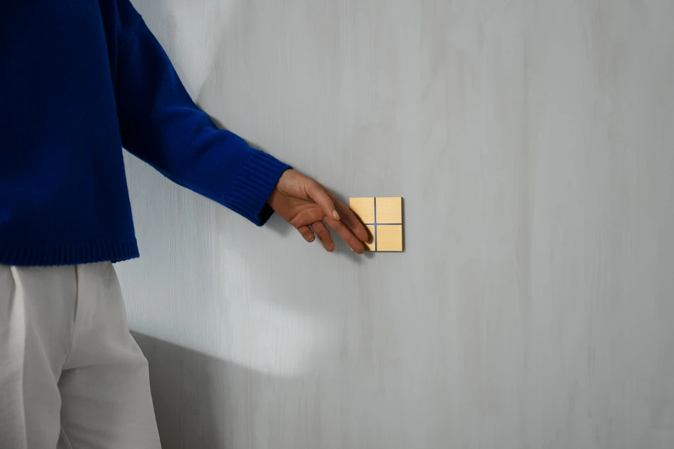 Das erste Design von Basalte, Sentido, ist nach wie vor ein Held. Ein grafischer Vier-Wege-Schalter, der Licht, Klima, Sound und Sicherheit steuern kann und in einer Vielzahl von Materialien und Oberflächen erhältlich ist, die zu Ihrem Interieur passen