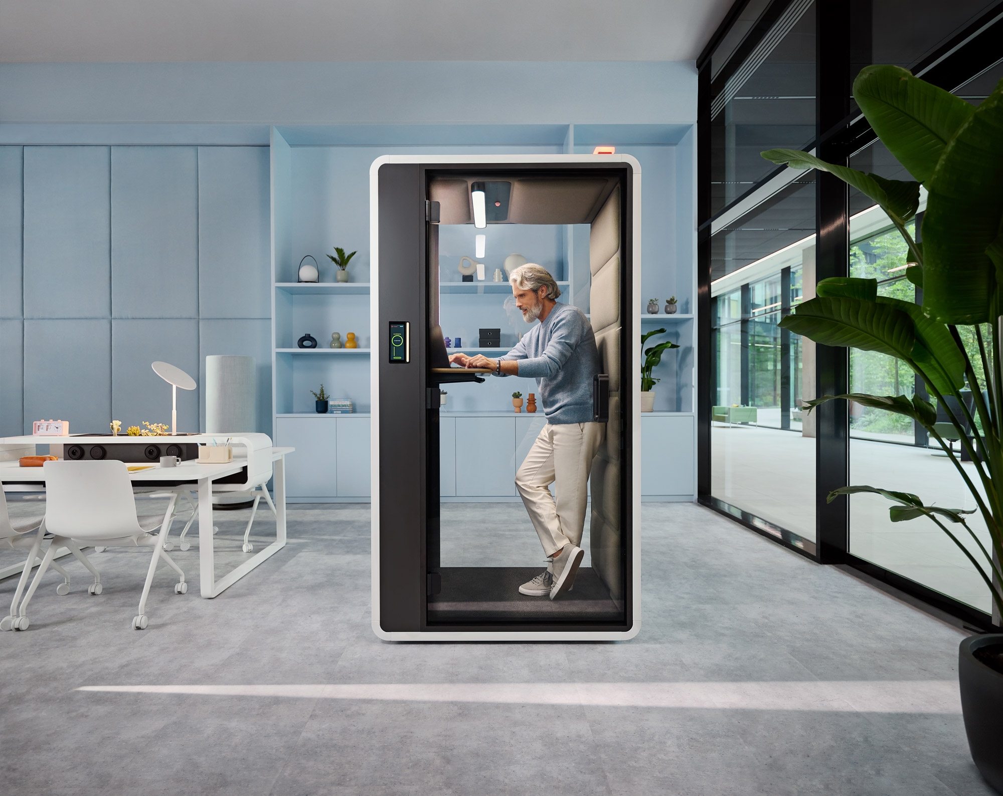 HushFree.S is a pod for video calls or concentrative tasks, data analysis to graphic design to coding