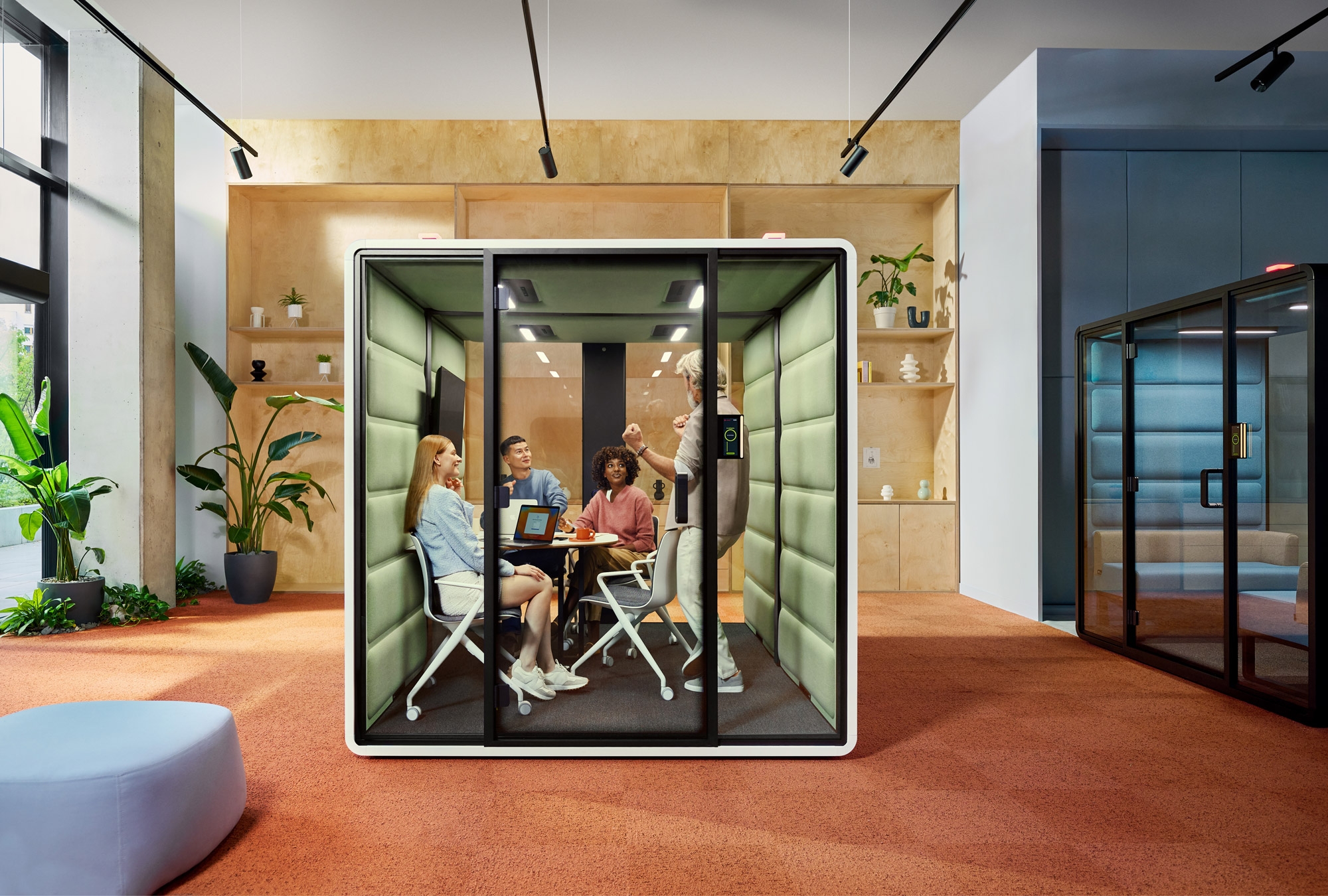 HushFree.L grants privacy and focus. It is the ideal environment for important meetings