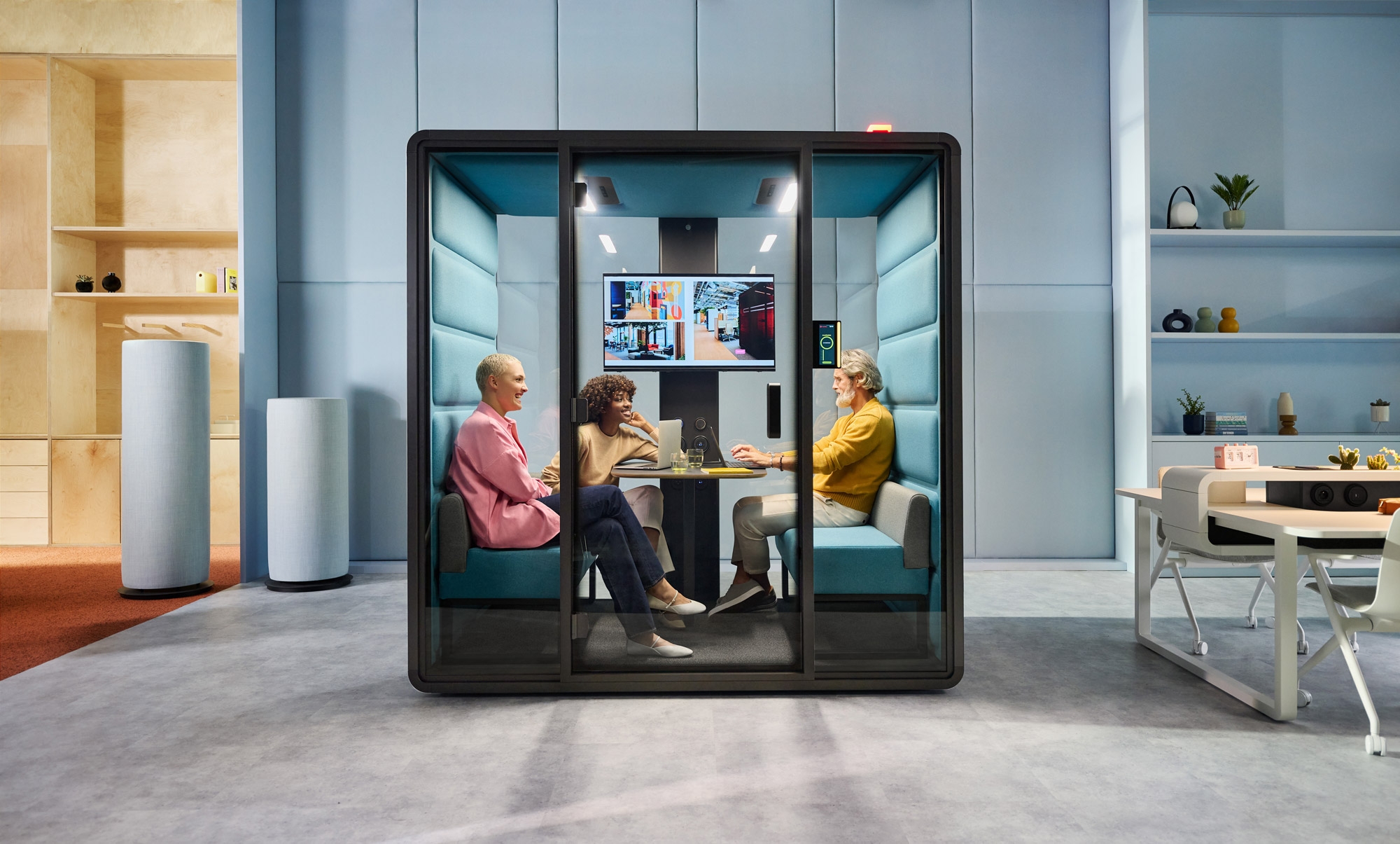 HushFree.M is a compact meeting space for focused or confidential meetings. It is also well-fitted for group work, workshops and presentations 