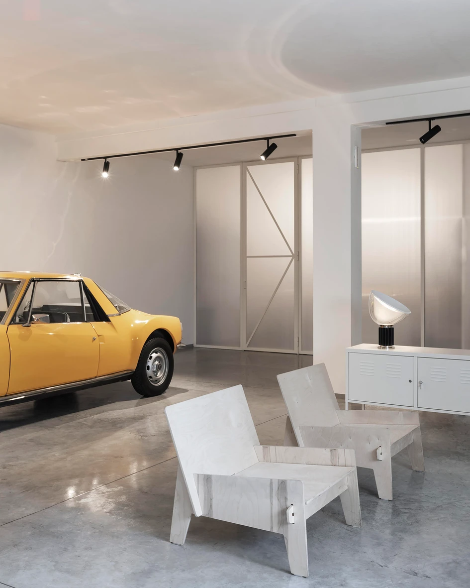 The positioning of lights and lamps shapes and encloses the space, fortifying its interior ambiance and defying the conventional notion of a car garage. Photo: Simone Padelli