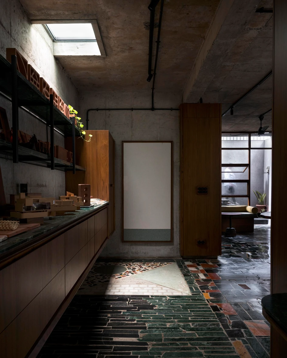 Within this subterranean space, the atmosphere embodies the architectural philosophy of Humanscape, thus transforming into its envisioned studio. Photo: Toon Grobet