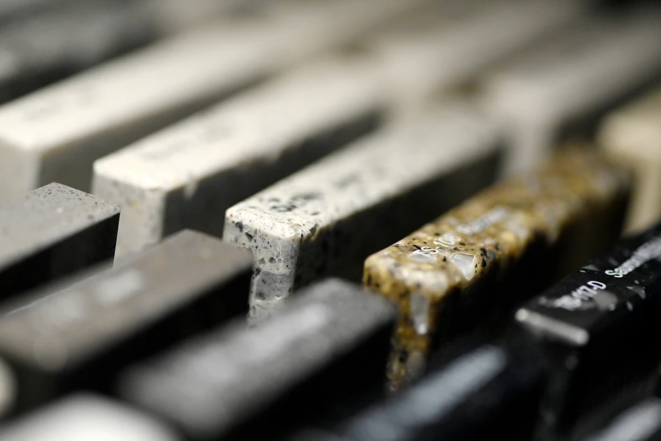 Die Ausstellung präsentiert alle Arten von Oberflächenoptionen, von bahnbrechenden neuen Materialien bis hin zu traditionellen Materialien mit neuem Zweck