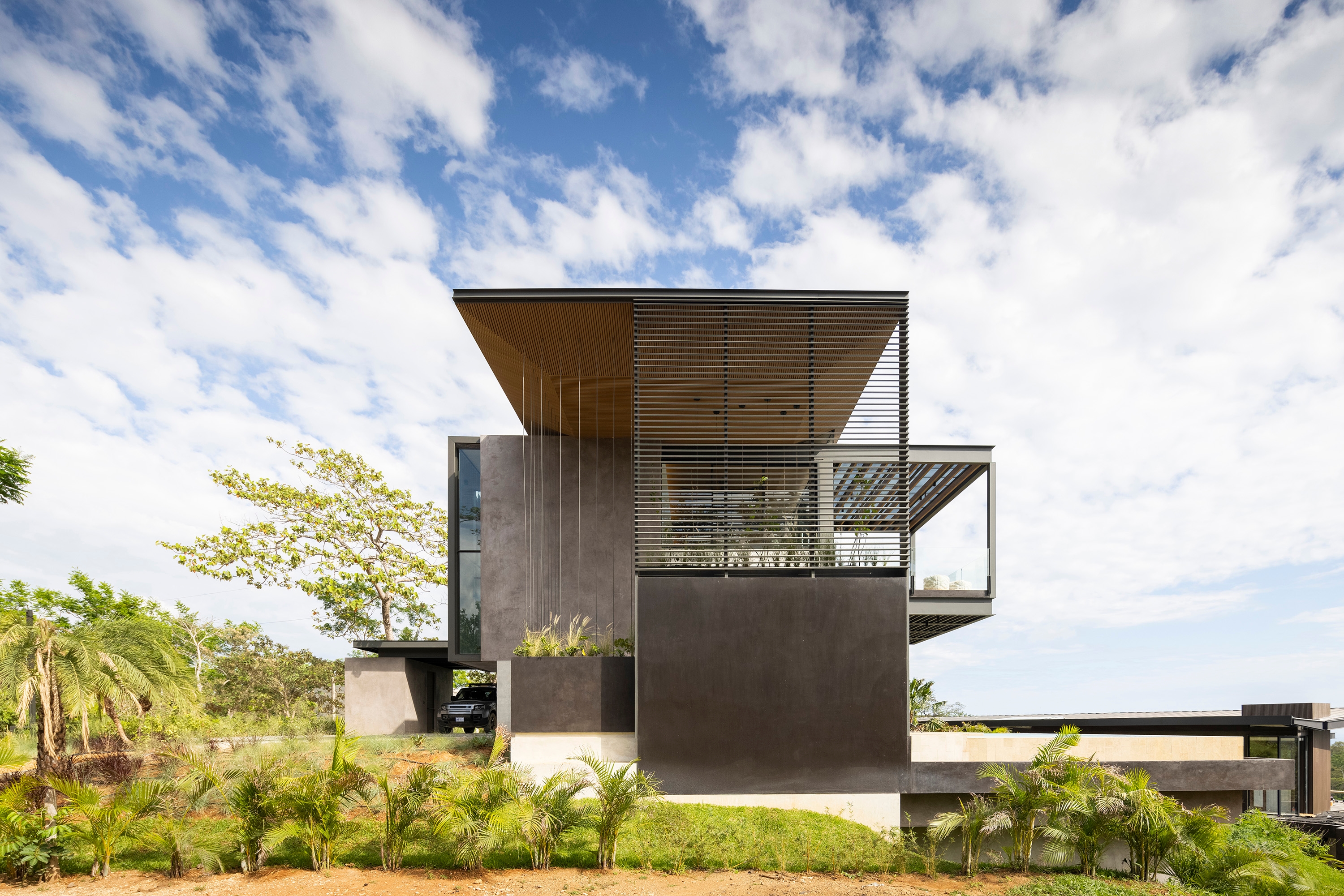 QBO3 Arquitectos stellte sicher, dass das Black Pearl House „auf eine nachhaltige Integration in die natürliche Umgebung und die Förderung des Wohlbefindens seiner Bewohner:innen ausgerichtet ist.“ Foto: Andrés García Lachner