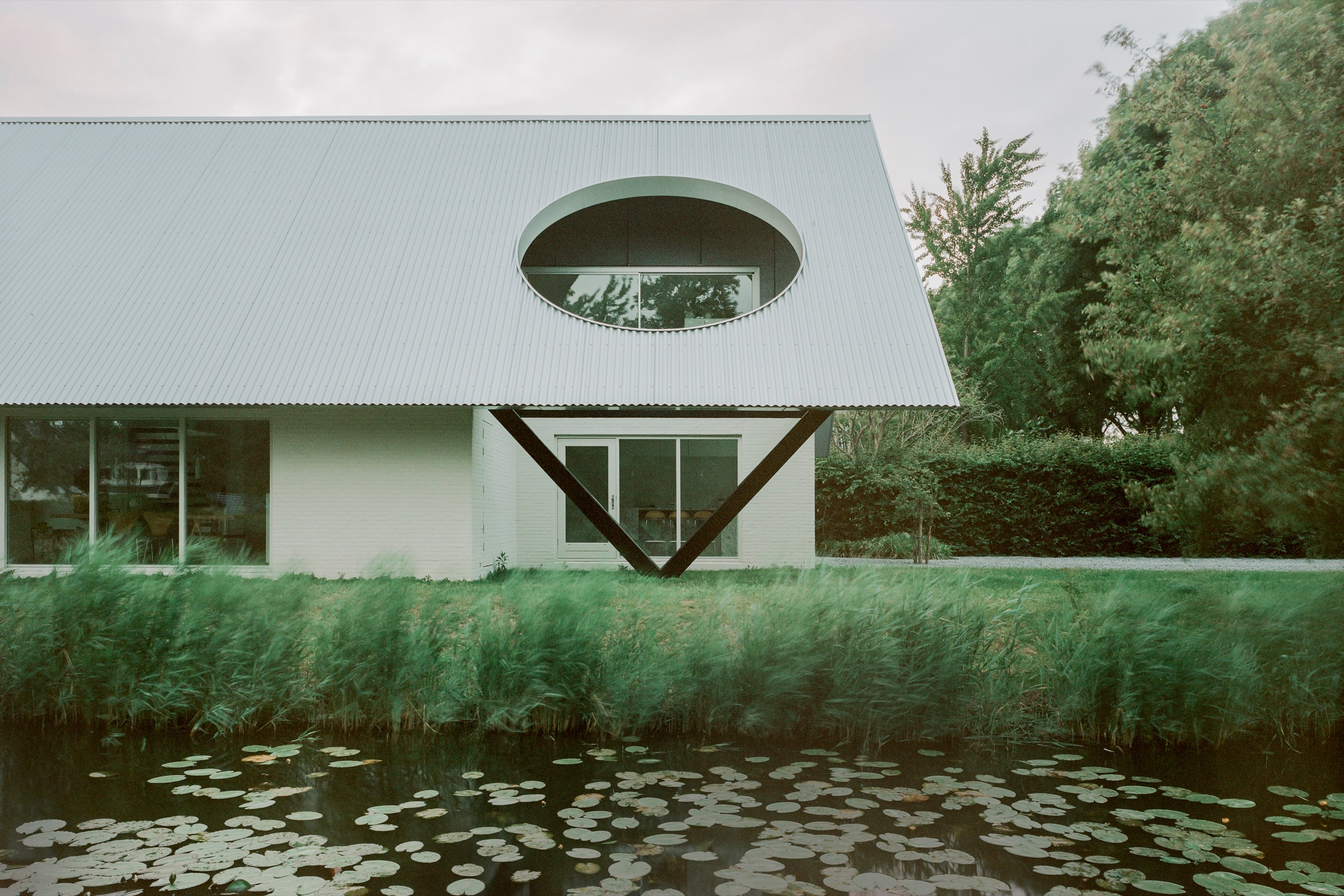 Beim AB House von Space Encounters war „ein wichtiger Ausgangspunkt für die Gestaltung der Renovierung und Umgestaltung des Hauses die Beibehaltung des Grundrisses des bestehenden Erdgeschosses und die Erweiterung des Hauses im ersten Stock.“ Foto: Lorenz