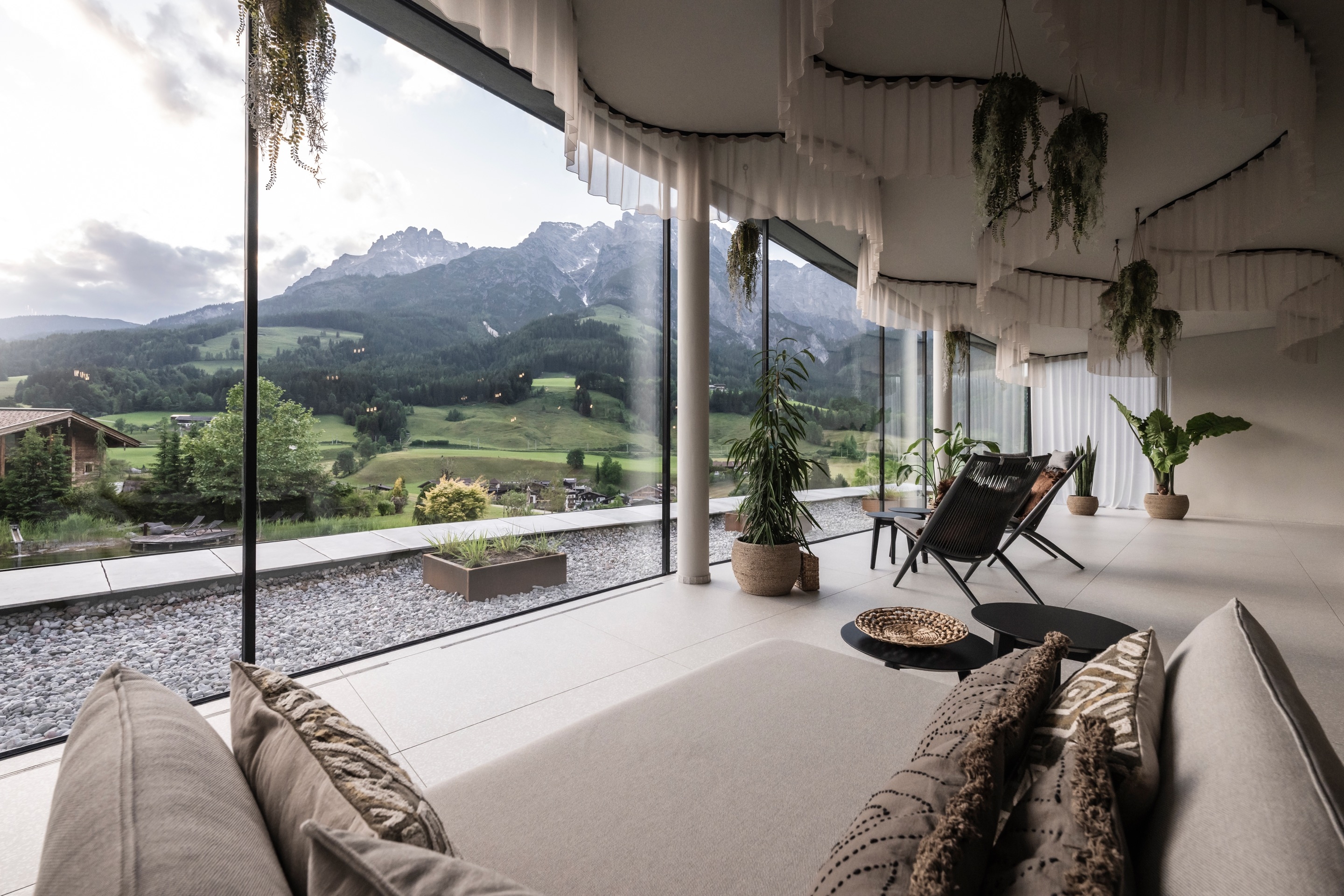 Die „begrünten Dächer von Puradies gehen nahtlos in die Wiesen über“, so dass der Fokus auf der eindrucksvollen Landschaft liegt, die „von Anfang an im Fokus“ von noa* stand. Foto: Alex Filz