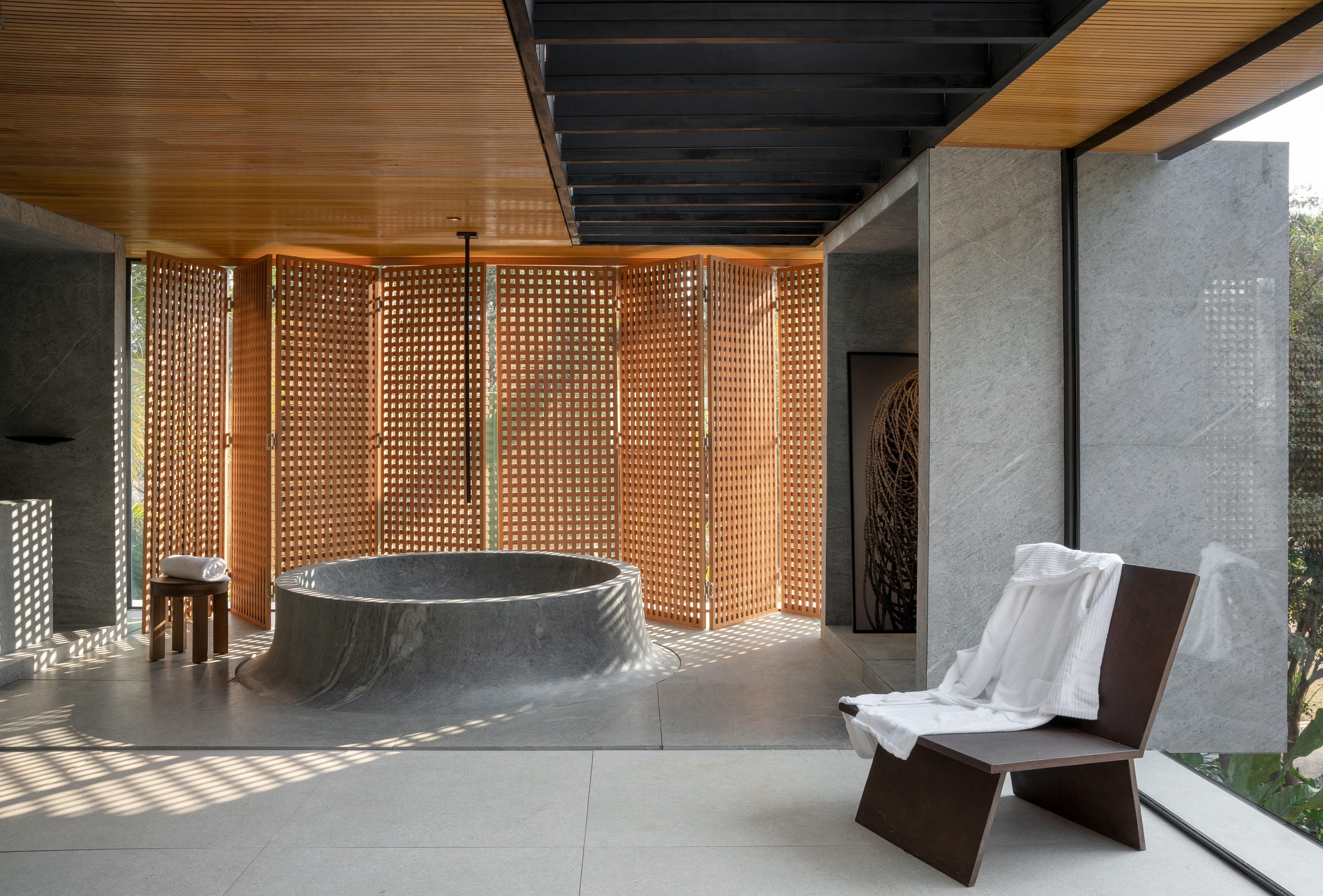 Durch die Verwendung von Holzakzenten oder -möbeln kann in Projekten wie dem Bateia Bathroom Bungalow ein entspannendes Spa-Ambiente geschaffen werden, das Funktionalität und Ästhetik in Einklang bringt. Foto: Estudio NY18, Daniel Mansur