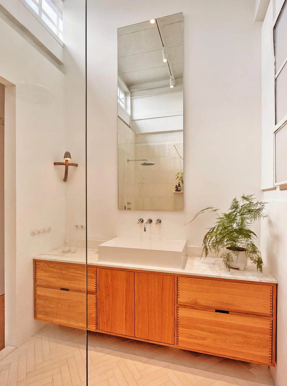 On the Hembrug terrain in Zaandam, an area of 42,5 hectares, a monumental industrial site has been transformed by Studio Modijefsky into the home and studio of an artist couple. Photo: Maarten Willemstein