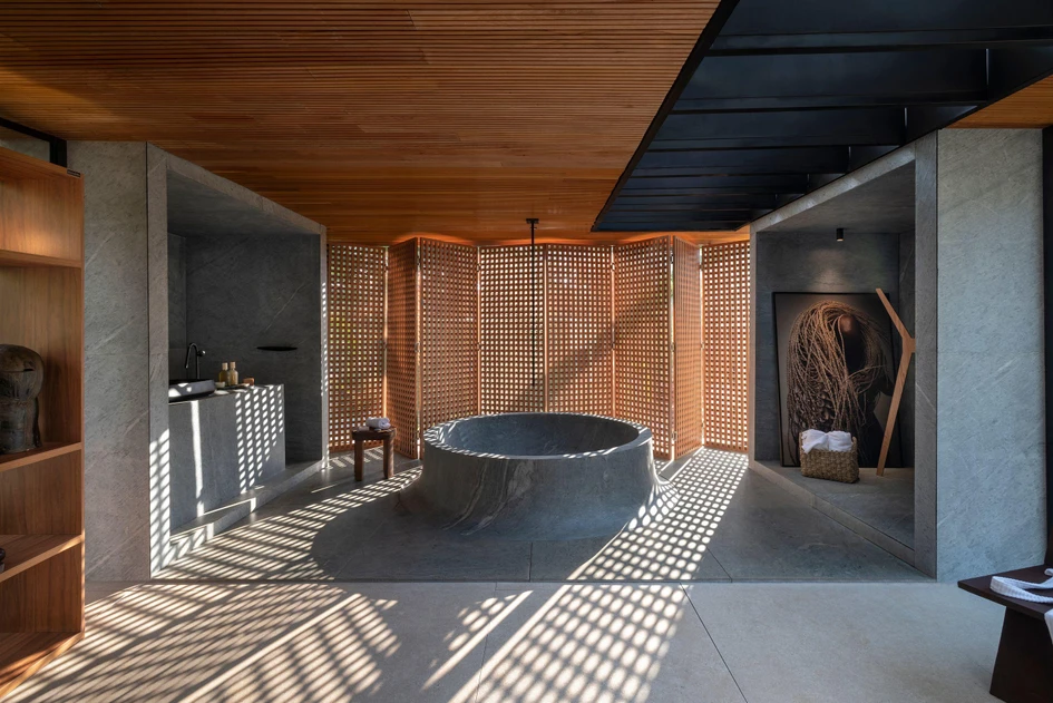 The architectural experience of Studio 126 Arquitetura bungalow takes place through a total integration with the exterior. Photo: Estudio NY18, Daniel Mansur