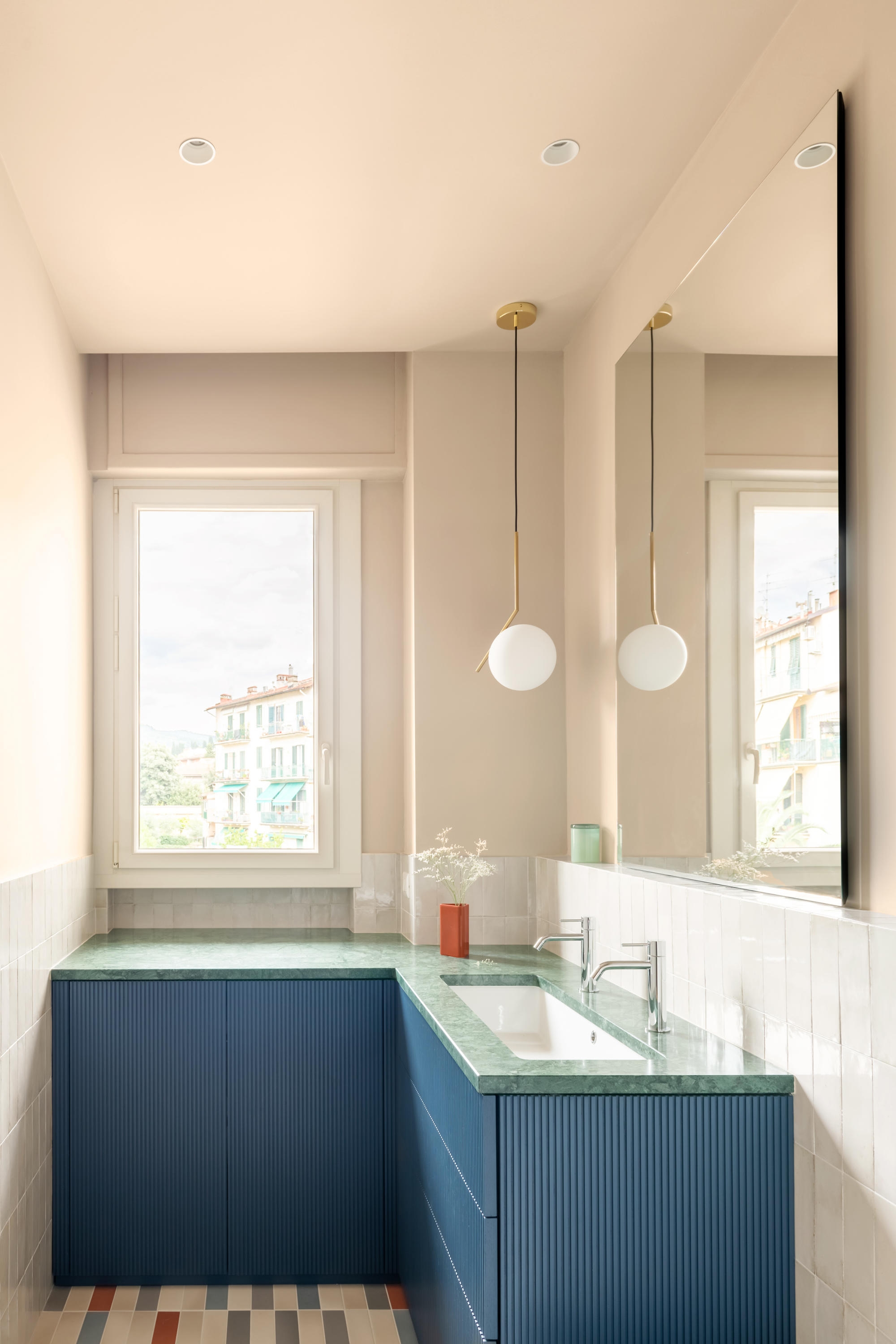 Das Badezimmer im Haus AD ist mit einer gemauerten Duschkabine neben dem Eingang ausgestattet. Foto: Studio Campo