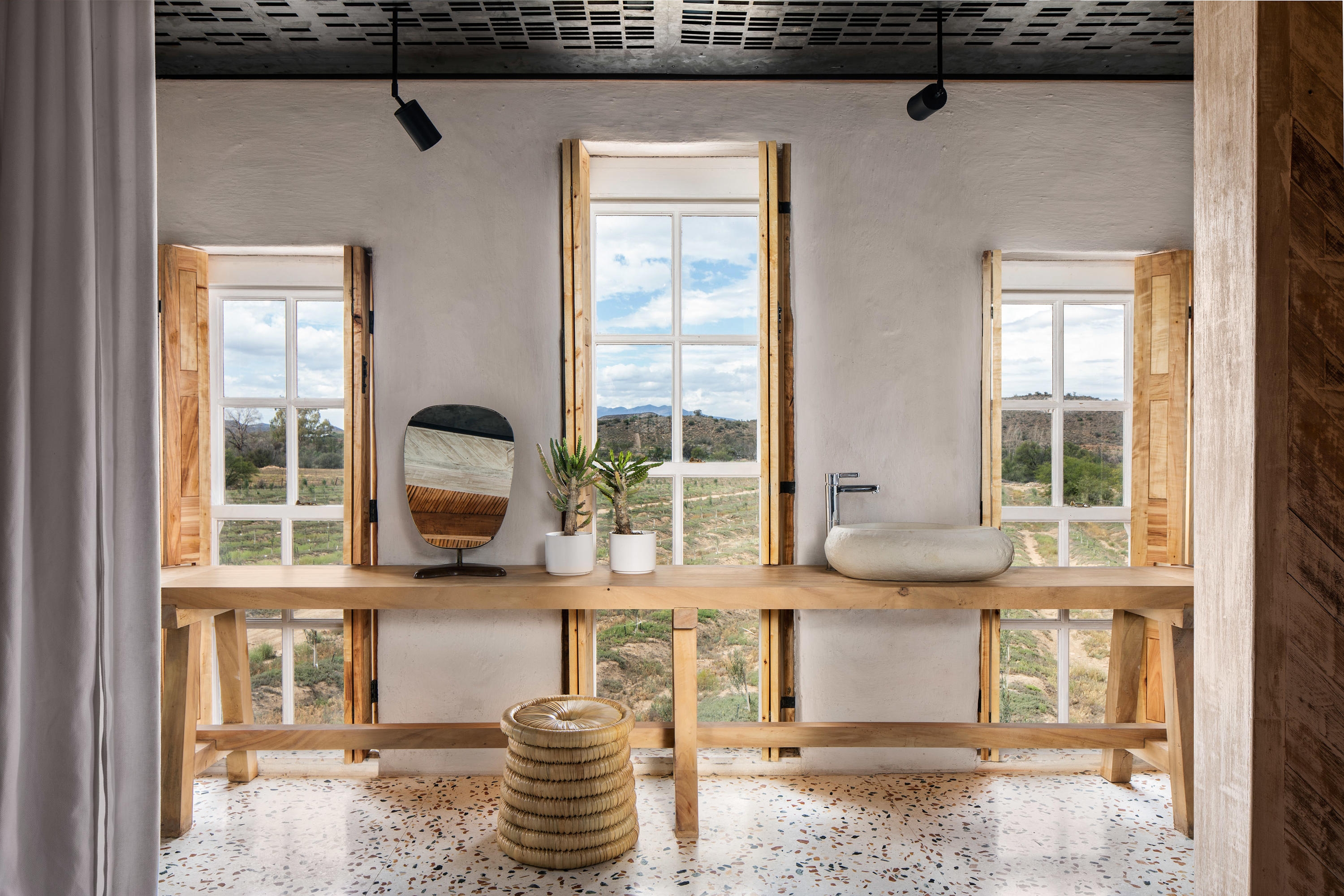Die Restaurierung dieses Projekts durch SAOTA umfasste eine Ansammlung von Kapgebäuden in einem Tal unterhalb der südafrikanischen Swartberg-Bergkette. Foto: Adam Letch