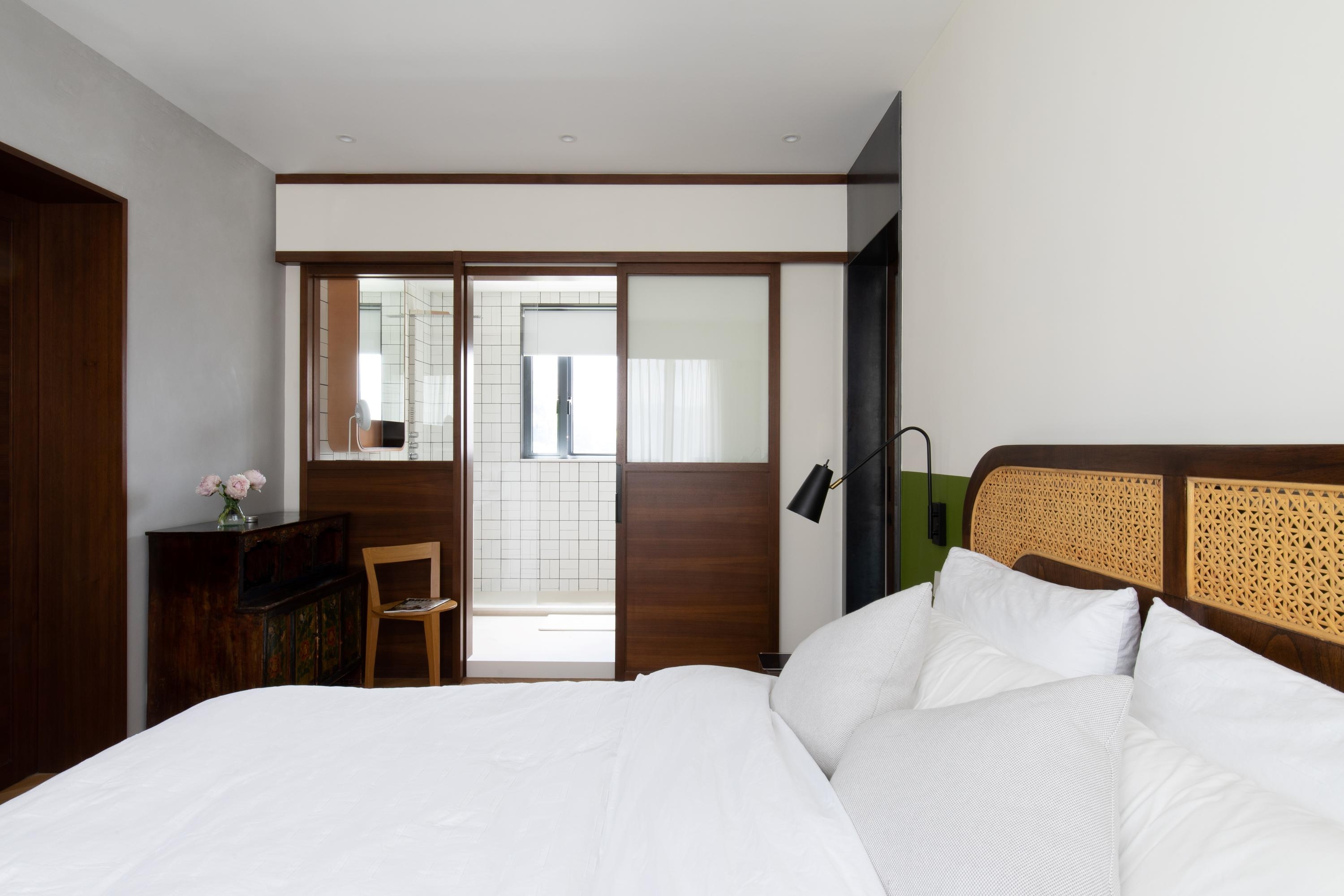 Holz im Vintage-Stil wurde als Hintergrund gewählt, um in den Zimmern des Wan Chai Mid-Leveles ein warmes und einladendes Refugium zu schaffen. Foto: Keith Chan