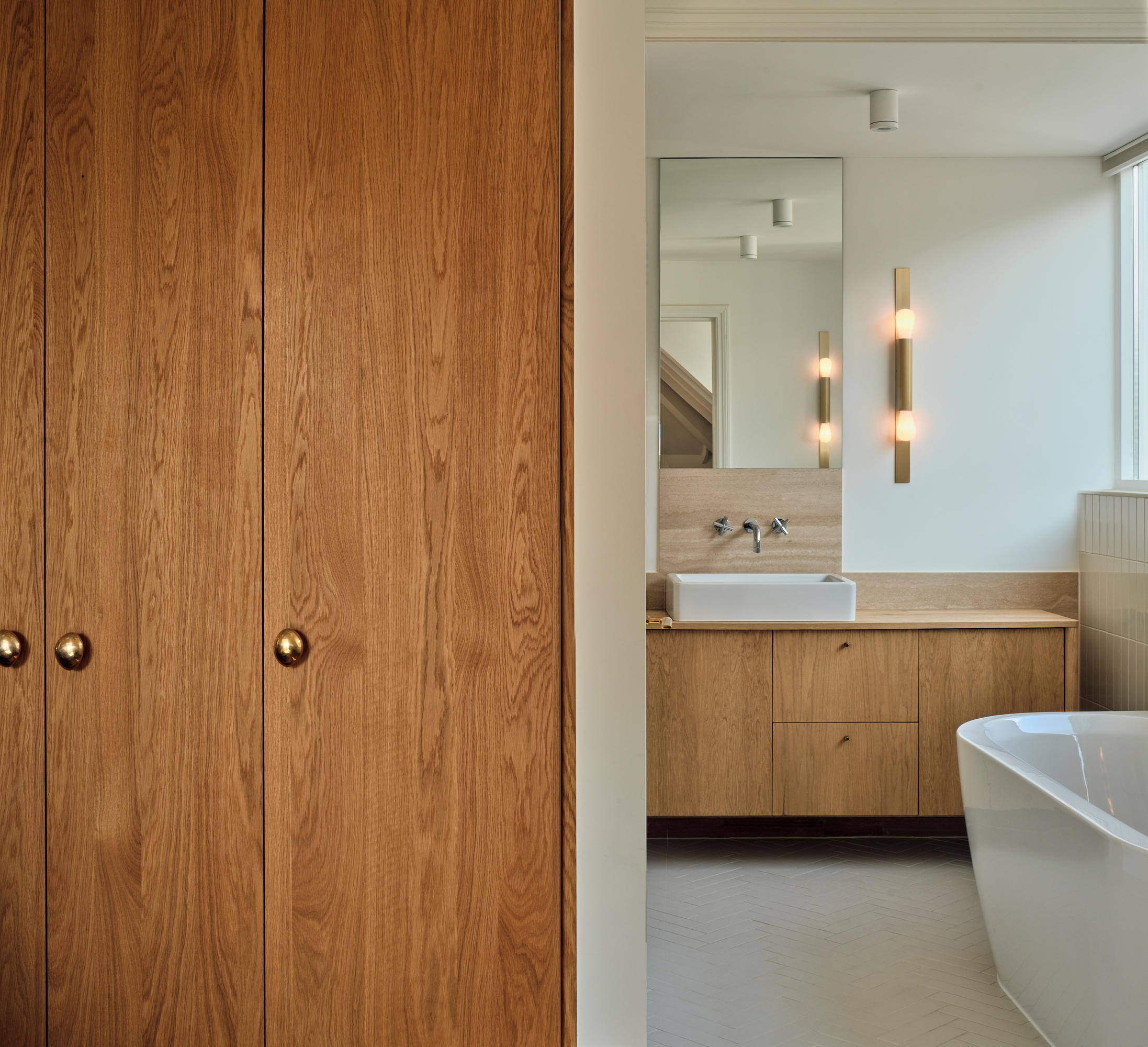 Im Norden von Amsterdam wurde ein traditionelles „Dijkhuis“ (Deichhaus) vom Studio Modijefsky in ein Familienhaus umgewandelt. Foto: Maarten Willemstein