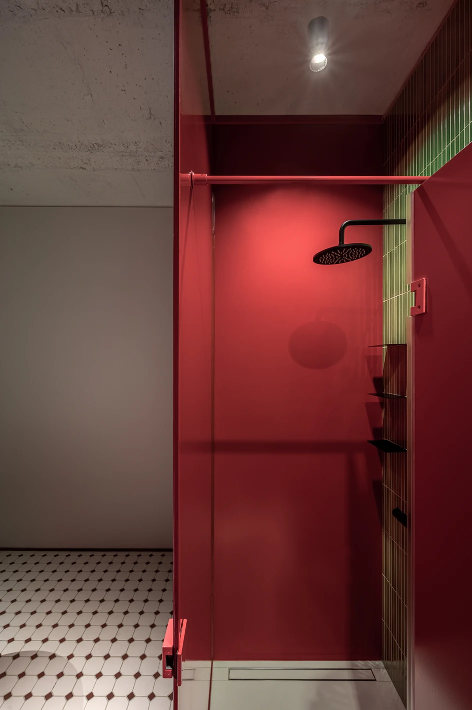 Grogol's structure juxtaposes hygiene and food while cleverly orchestrating privacy in both kitchen and bathroom areas. Photo: Yevhenii Avramenko