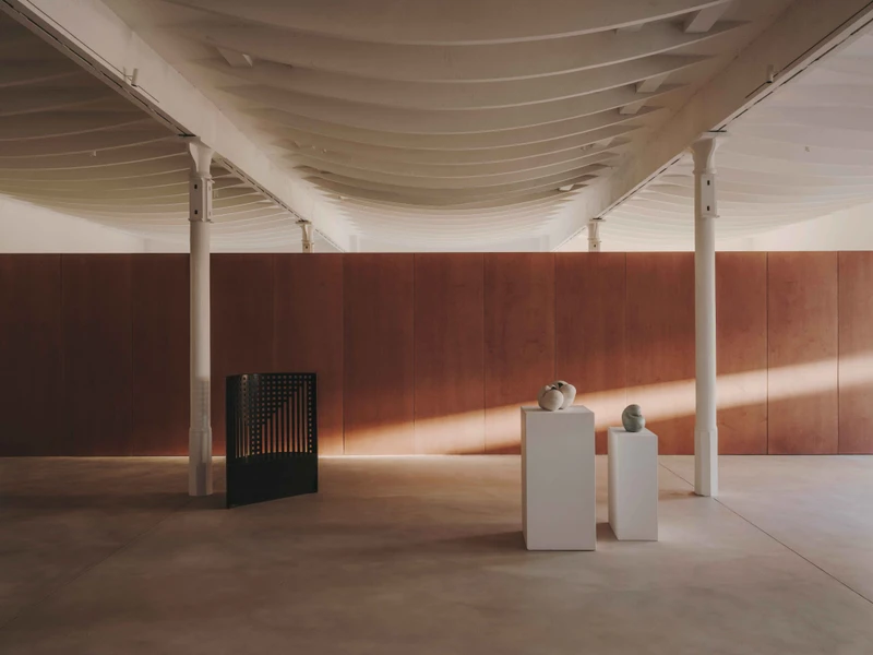 By acknowledging the lifestyle of its users, spatial ambiguity becomes possible and dissolves the sphere of the domestic imaginary at Vasto Gallery. Photo: David Zarzoso