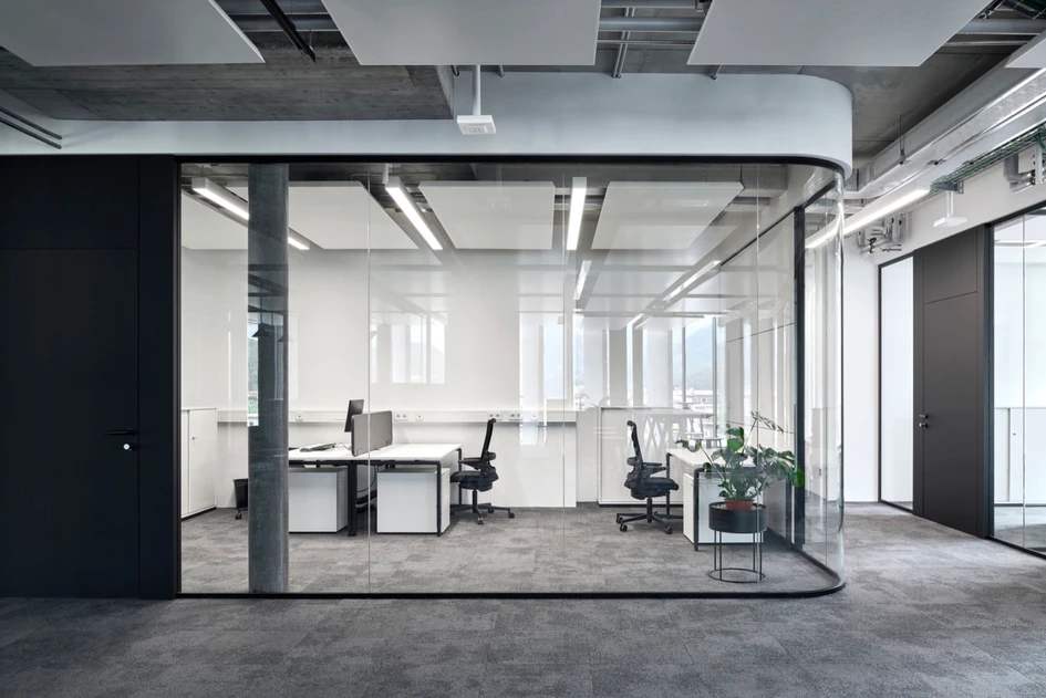 The desks from PALMBERG impress with their clear shapes, high functionality and solutions for structured working