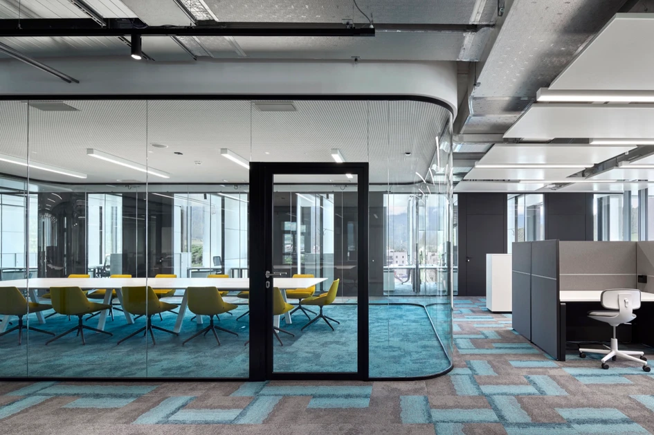 Setting boundaries in an open design is not a problem with the acoustic elements from the TERIO PLUS series and work tables from the PENSUM series