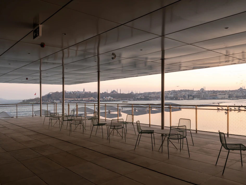 On Istanbul Modern’s pavilion-like terrace, with its awe-inspiring views of the water, the architects have chosen Pedrali’s Nolita seating family, authored by dynamic design trio CMP Design. Photo: Cemal Emden