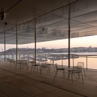On Istanbul Modern’s pavilion-like terrace, with its awe-inspiring views of the water, the architects have chosen Pedrali’s Nolita seating family, authored by dynamic design trio CMP Design. Photo: Cemal Emden