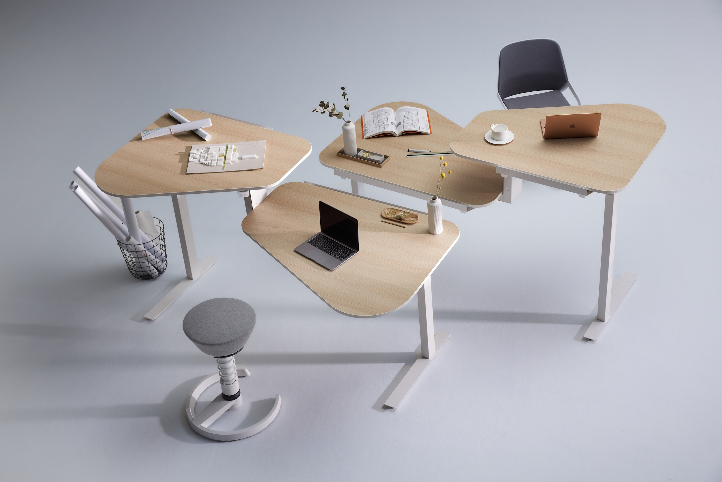 The height-adjustable Aeris Active Office Desk double desk allows you to intuitively switch  between standing and sitting. © Aeris