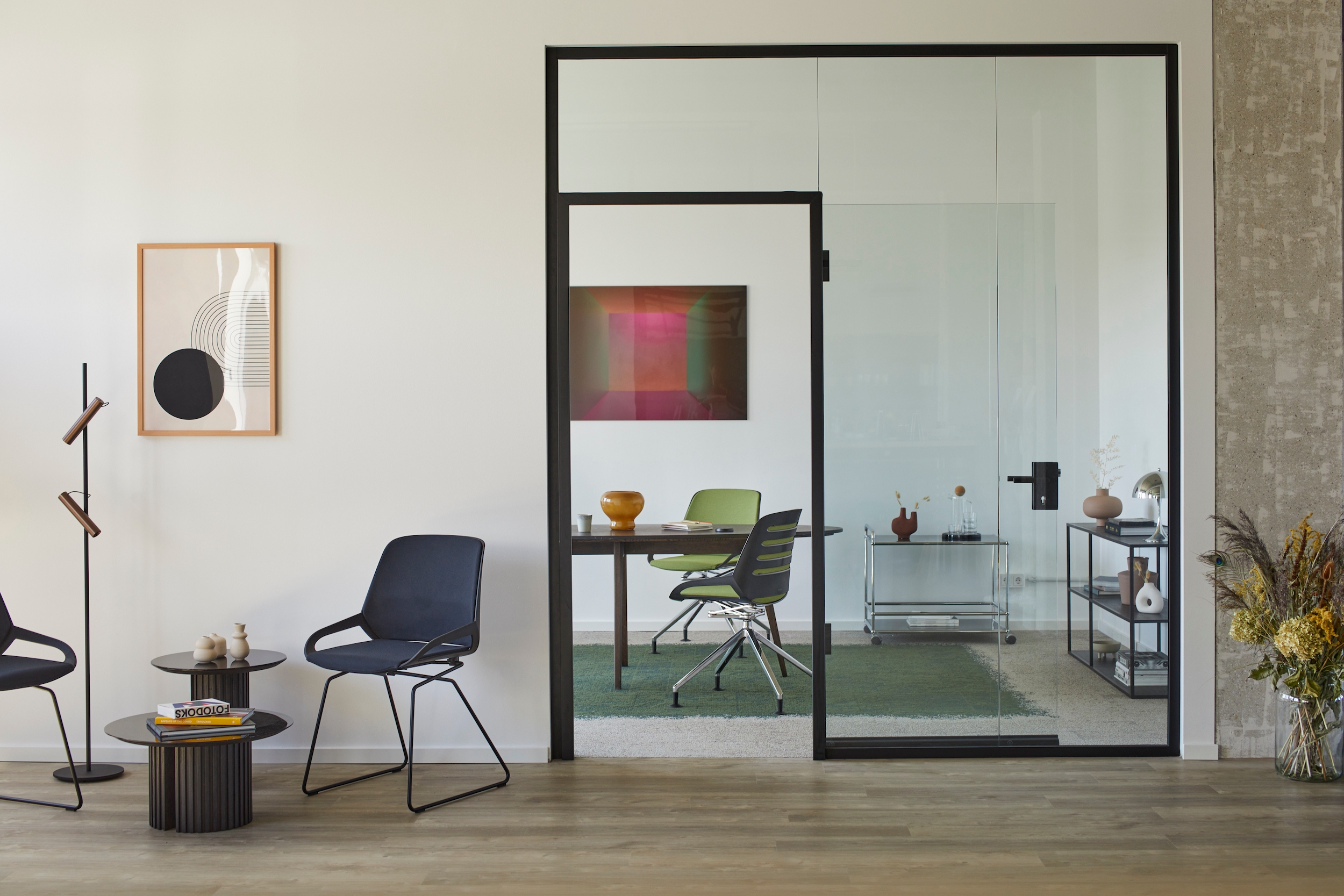 A new addition to the Aeris product portfolio: Aeris Numo Comfort conference chair, which brings a touch of panache to every meeting. © Aeris