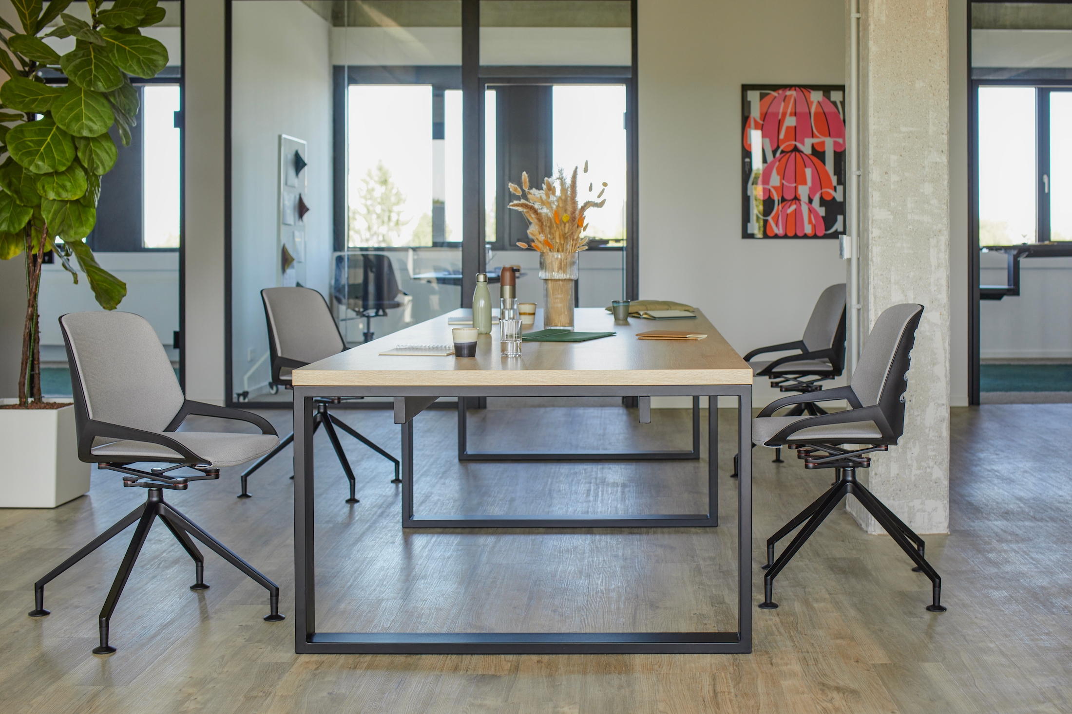 Functionality and design in an office in Munich with the Aeris Active Desk and Aeris Numo Task (above). The wide seat shell and extra upholstery of the Aeris Numo Comfort conference chair offer maximum comfort (below). © Aeris
