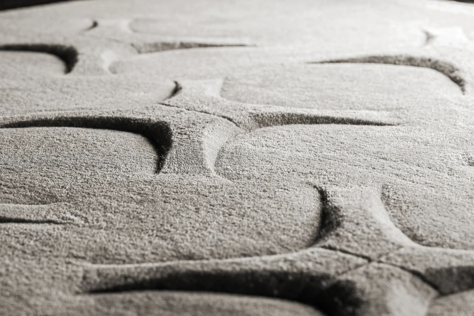 Ornamental topography: the relief-like Hybrid Effect carpet made of New Zealand wool blends technical charm with soft natural materials